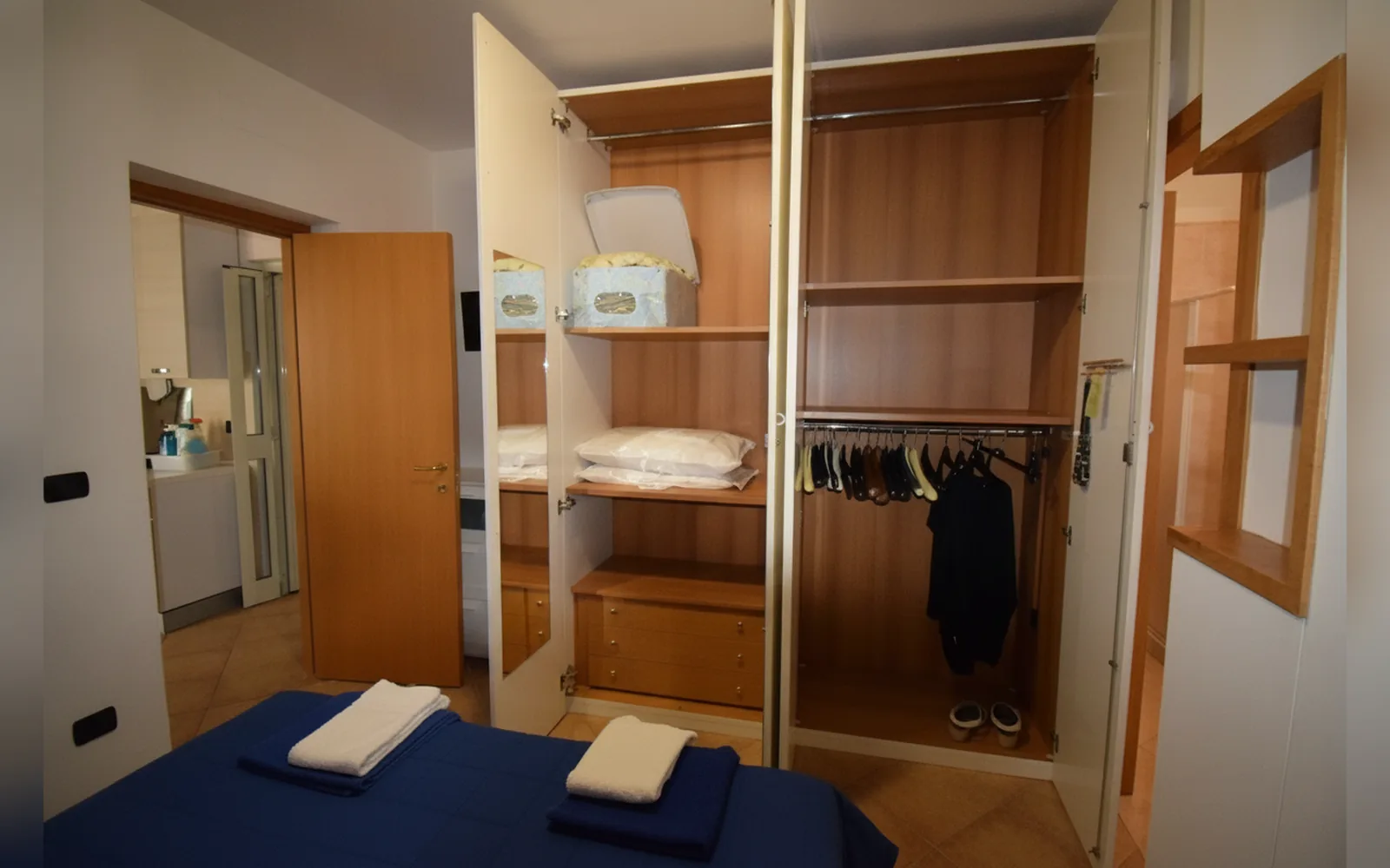 Camera con bagno privato — Villa Mema, Bisceglie (Puglia) (foto 10)